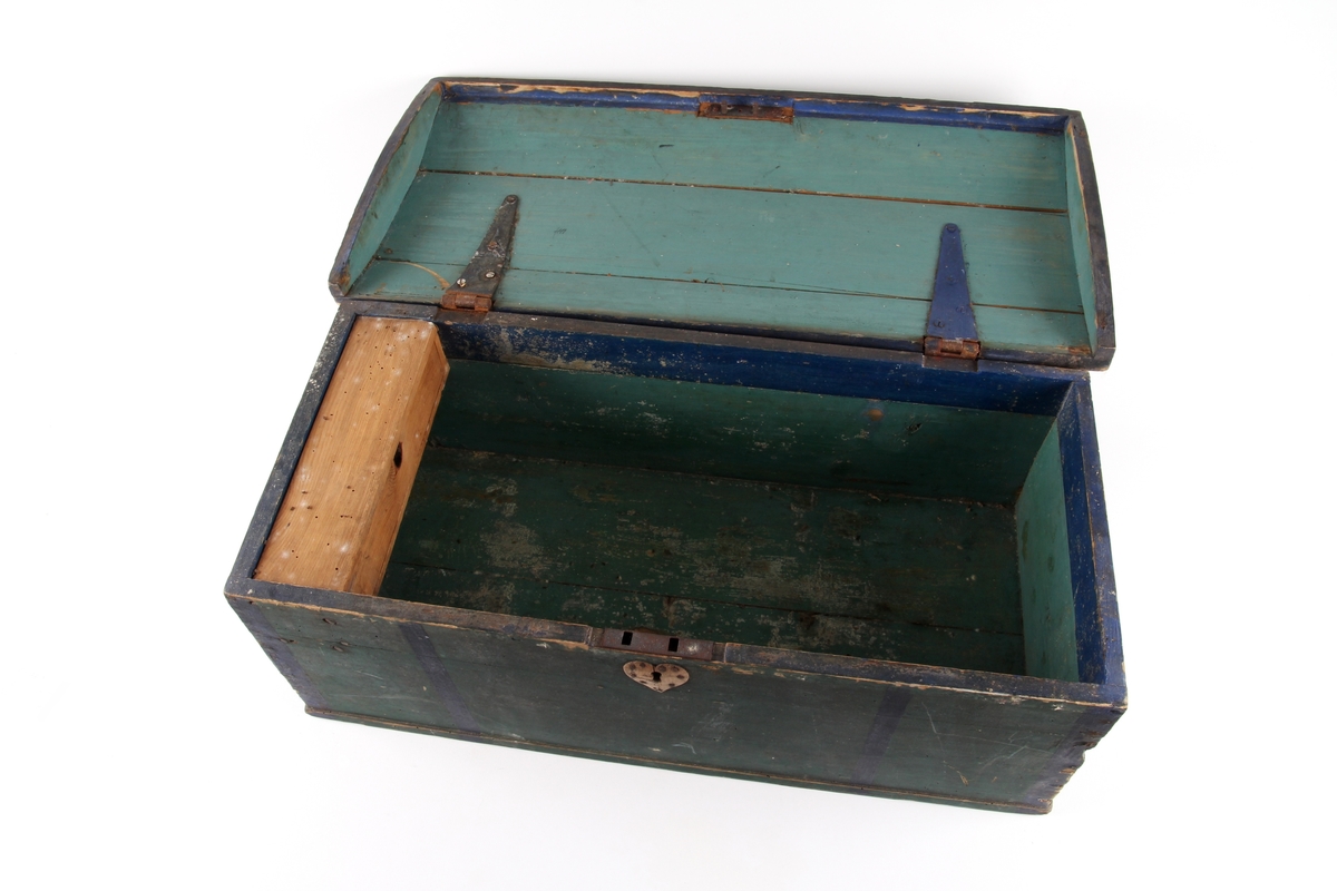 Grønnmalt trekiste med hjerteformet låsbeslag skåret ut i tre. Lås og hengsler i metall. Kisten har leddik med lokk innvendig.