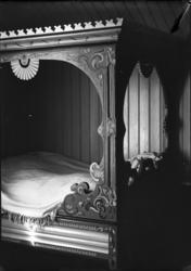 Rikard Berges fotoarkiv. Seng med rosemaling fra 1805. Bilde