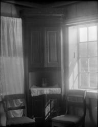 Rikard Berges fotoarkiv. Interiør, hjørneskap. Olav Hansson,