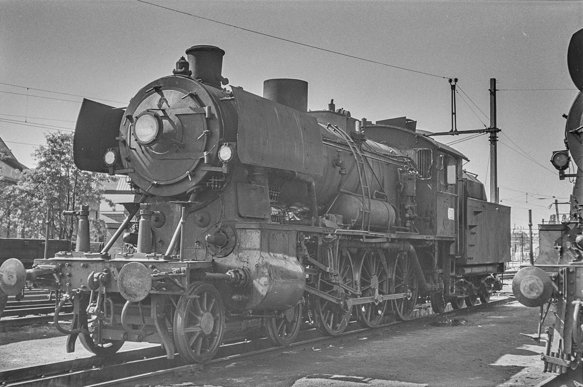 Damplokomotiv type 30c nr. 469 ved lokomotivstallen på Hamar stasjon. .
