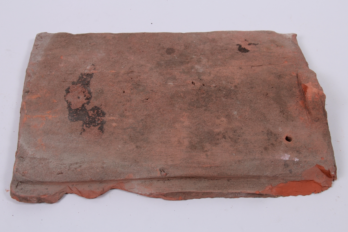 rektangulære veggpanner med festehull i pannen