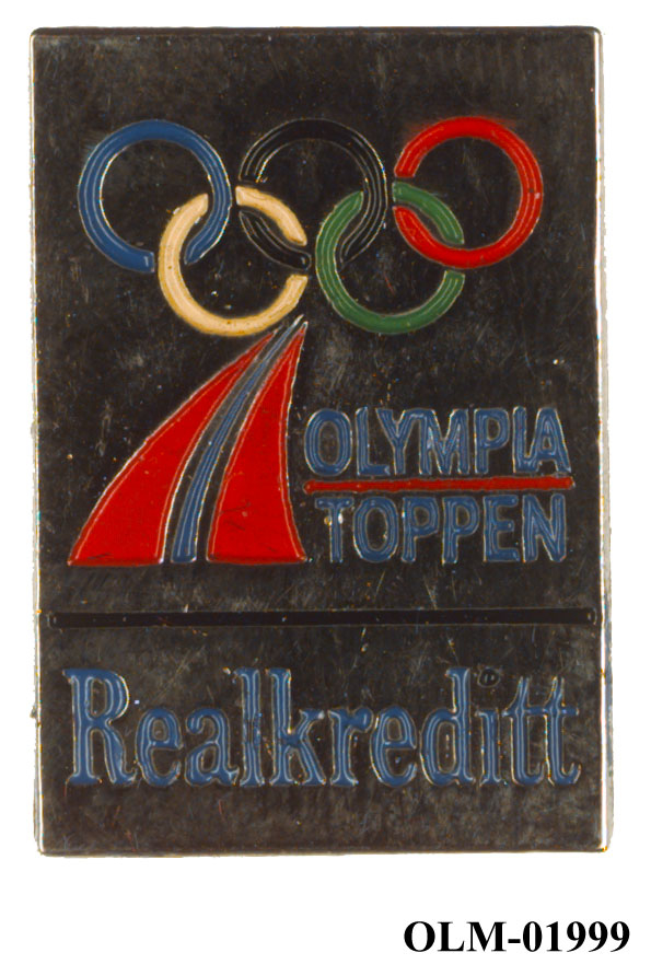 Rektangulært merke med de olympiske ringer i logo for Olympiatoppen. Sponsorlogo i nedre del av merket.