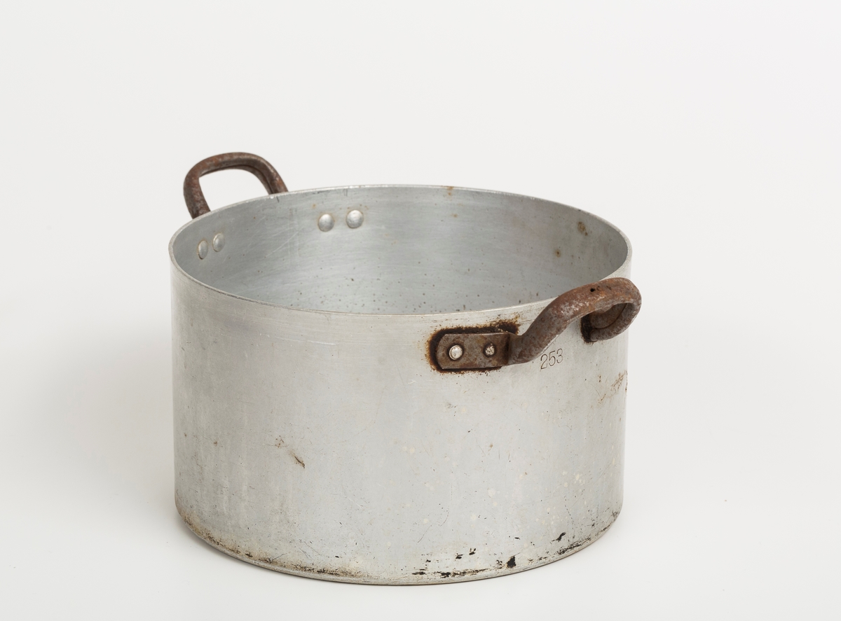 Kasserolle i aluinium. Uten lokk. Hank på hver side.