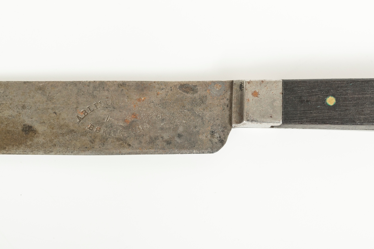 Kniv i stål med gjennomgående tange. Naglede treplater i skaft.