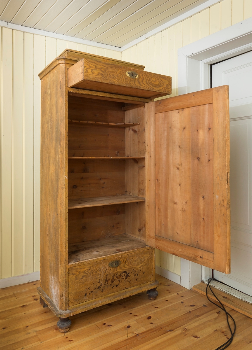 Skap med to skuffer. Lås på skuffene i messing. Skapdør mangler lås. Mangler nøkkel. 4 hyller på innsiden av skapet.