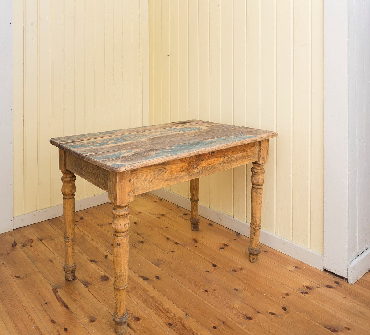 Bord satt sammen av tre bordplater, og med 4 dreiet ben.