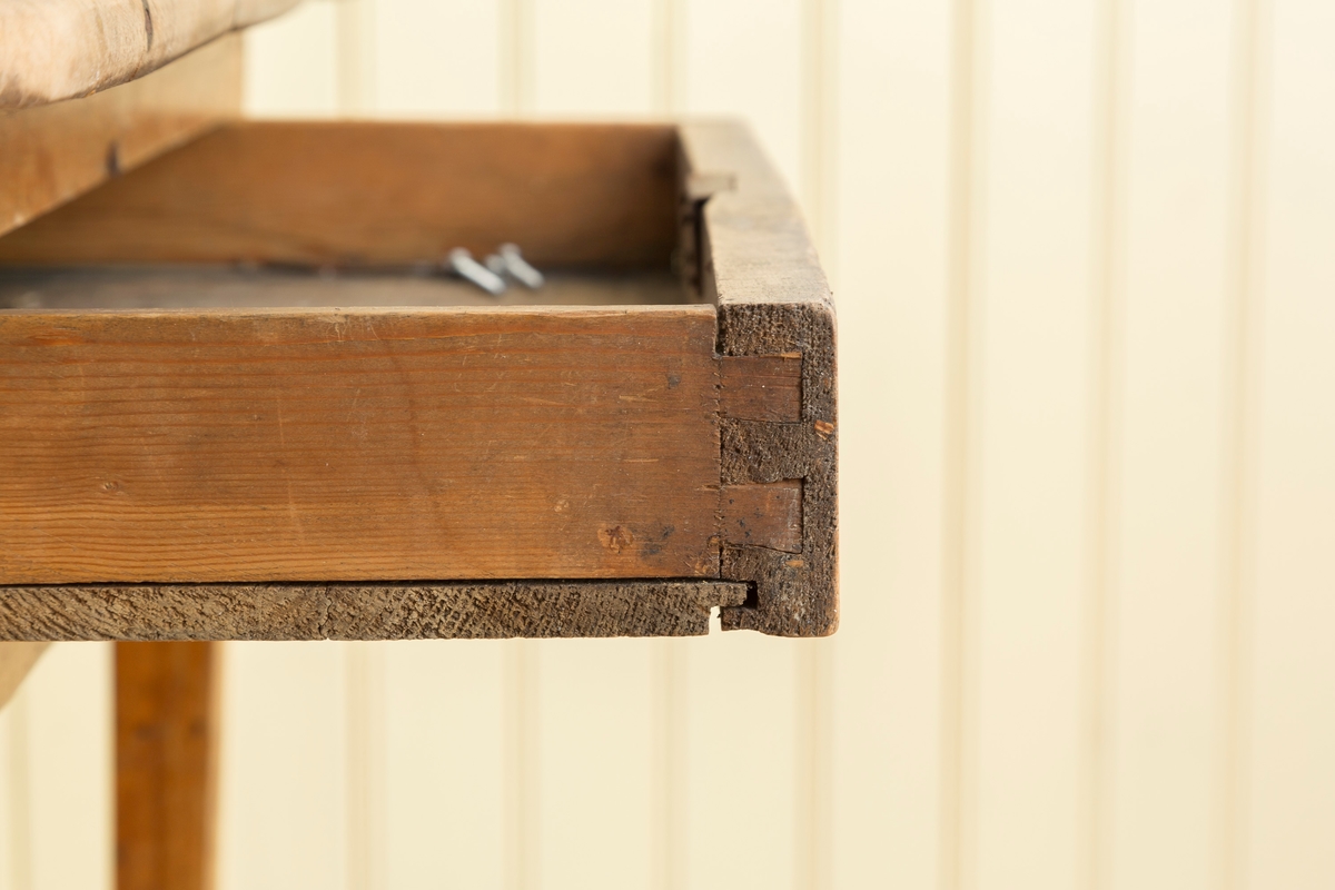 Spisebord med skuff. Satt sammen av 4 bordplater. Manglet lås og nøkkel. Lakkerte ben.