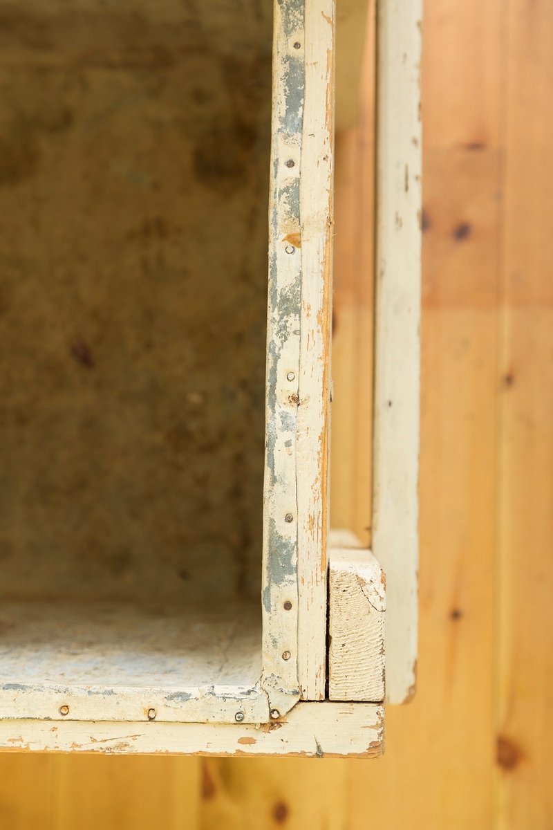 Trekasse kledd med tynn blikk antagelig sink på innsiden. Trolig brukt som kjølekasse. Åpnes med to jernhenglser på oversiden.