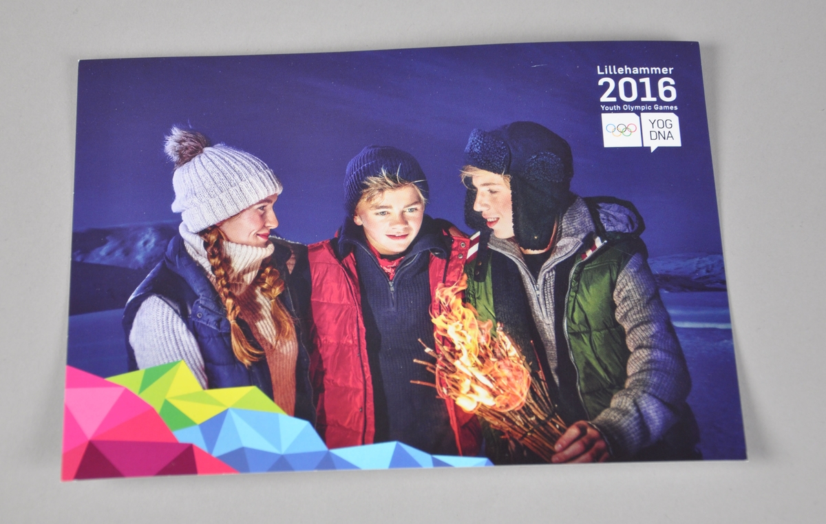 Postkort med bilde av tre ungdommer der den ene holder en fakkel. Postkortet har frankert med frimerke, A prioritet.