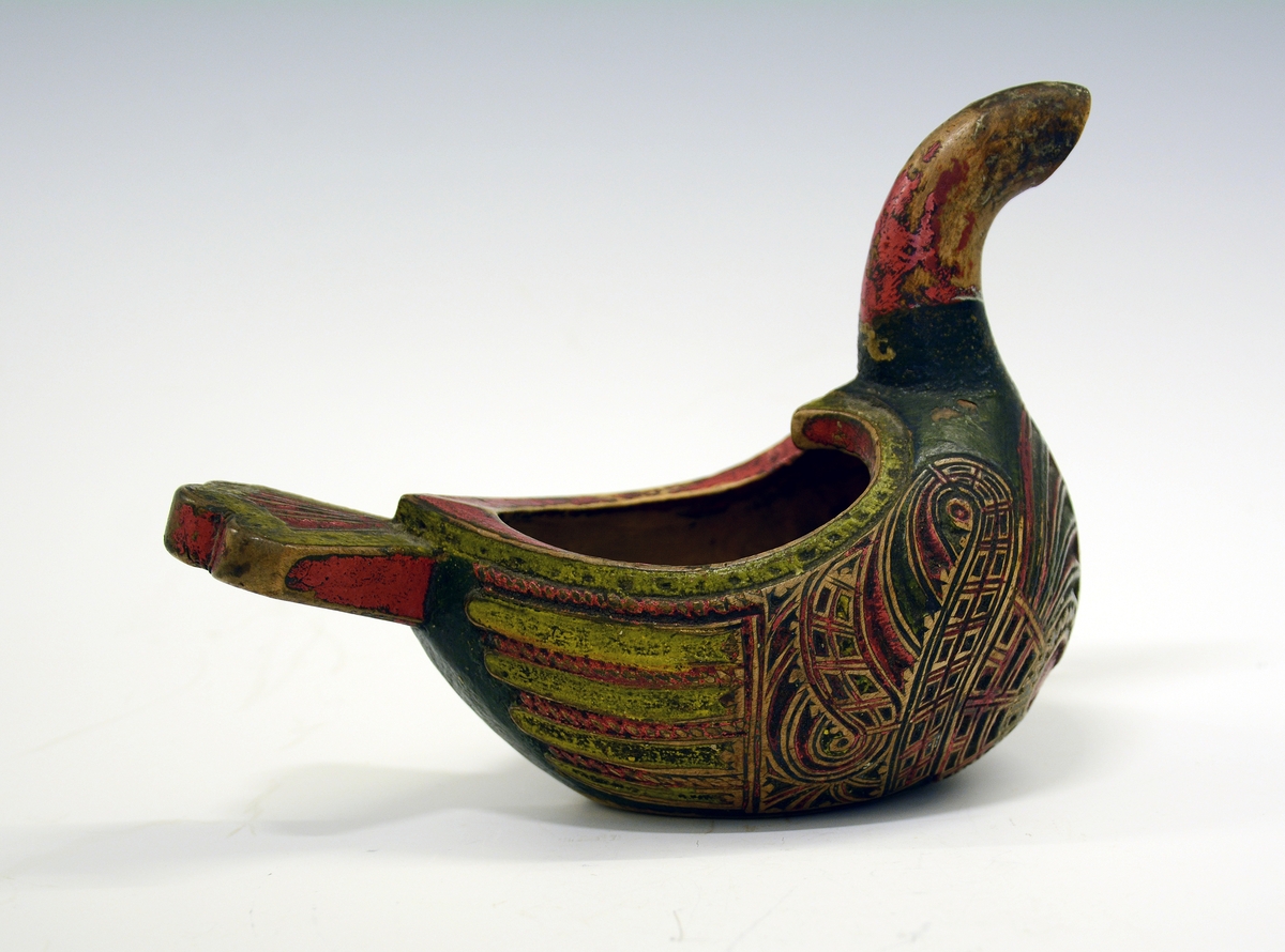 Ølhøne, mangler hode. Fra protokollen: Ølhøne (eiskildskop), fint utskaaret med vifteformete ornamenter.