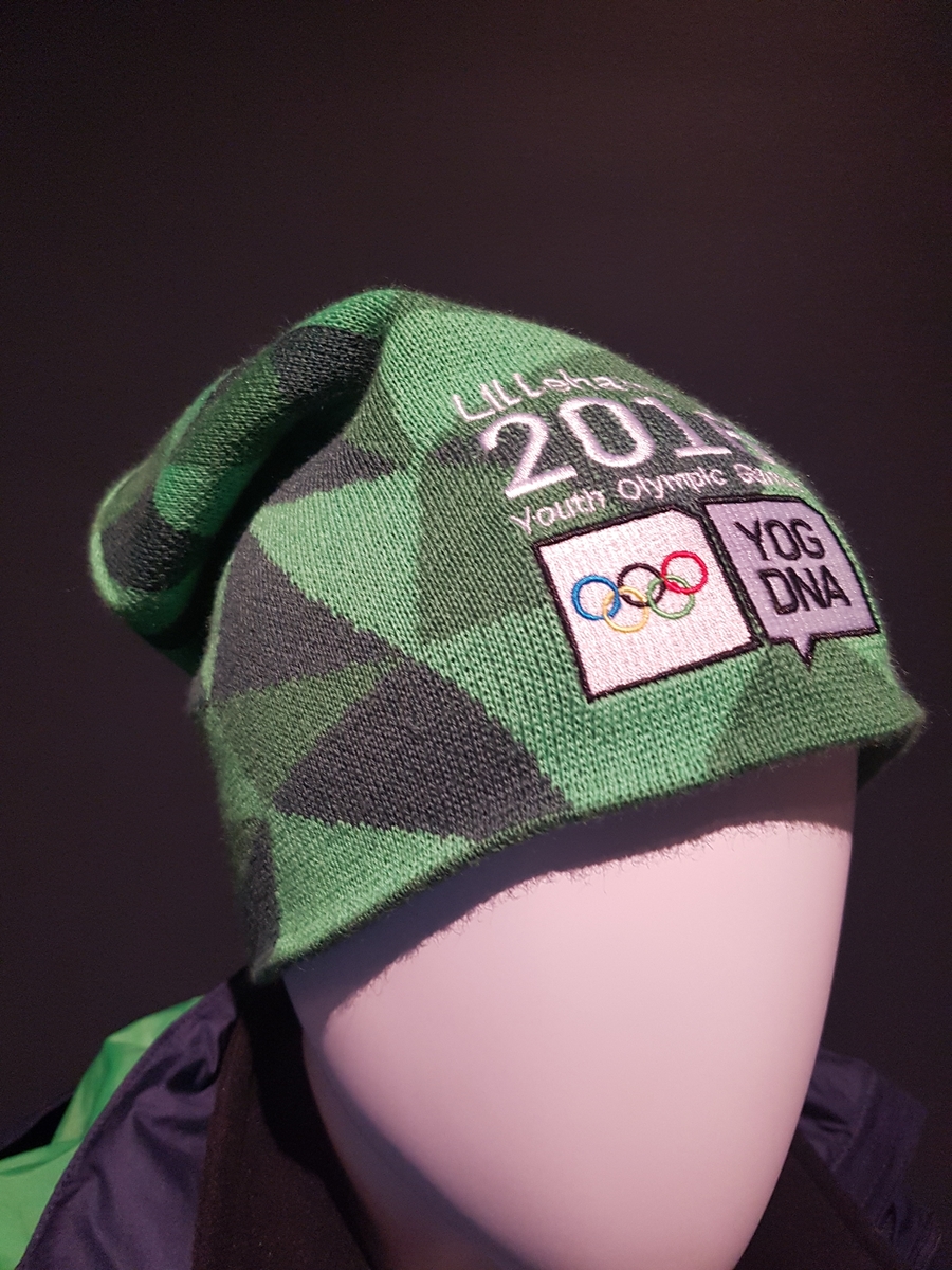 Grønn lue med mønster fra designprogrammet og emblem for Ungdoms-OL på Lillehammer 2016