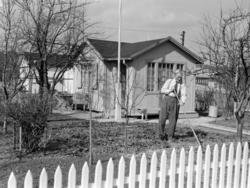 Sogn Kolonihage. Emil Hamre dyrker hobbyen sin med å stelle 
