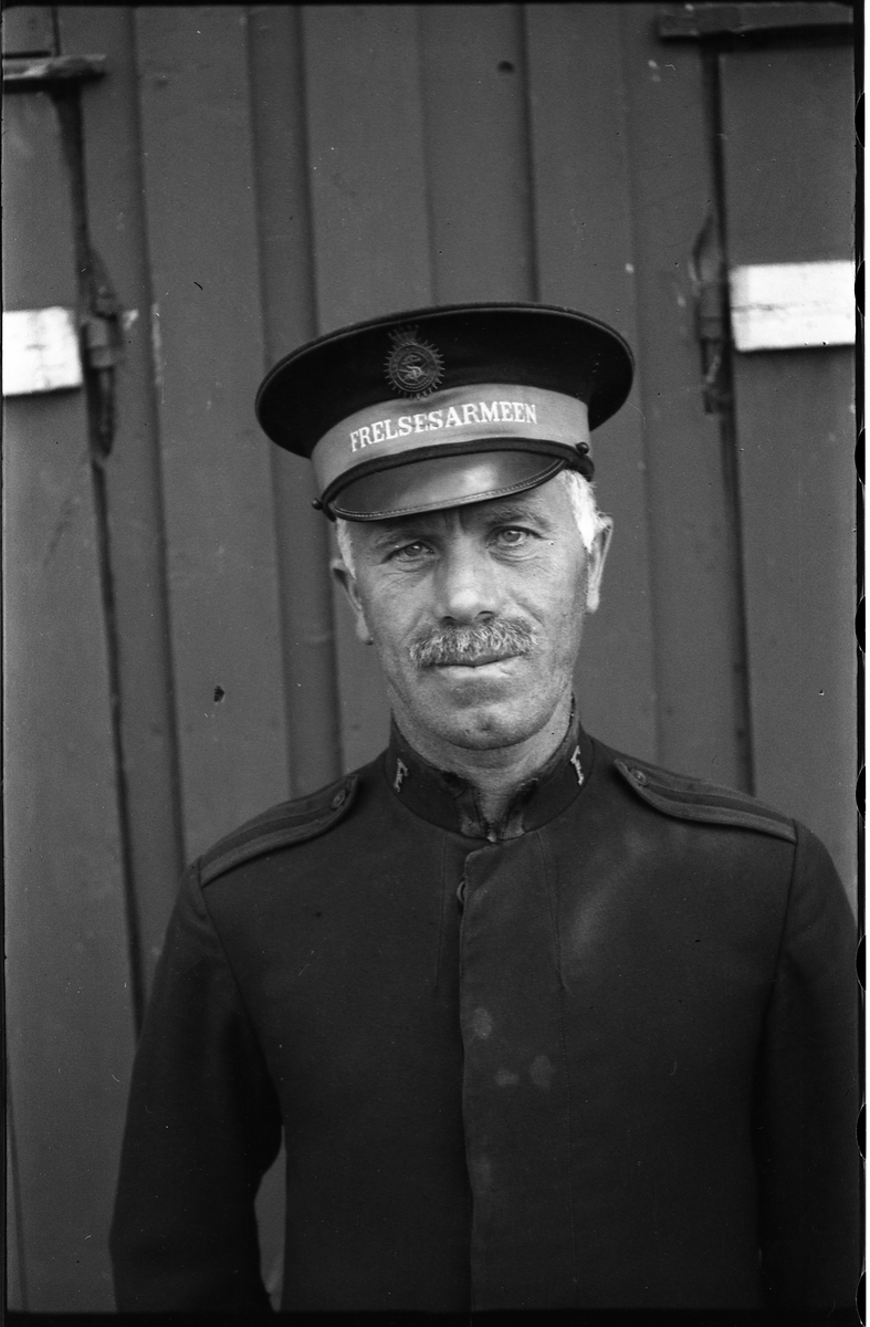 Portrett av en uidentifisert mann iført Frelsesarmeens uniform.