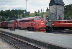 Diesellokomotiv Di 3 642 ankommer Dombås stasjon med sommert