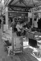 Sandaker senteret. Nordbys fortausrestaurant. April 1976.