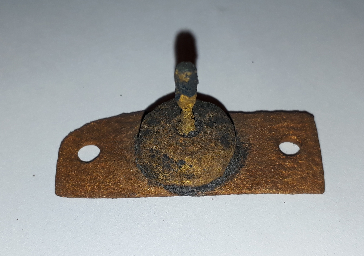 Kompass bärgad från Älvsnabbenvraket. Ett av de äldsta kända kompasserna från handelsskepp från tidigt 1700-tal. 
Beslag av mässing, acxelbeslag för kadranupophängningen. Passar till avtrycket på ytterlådans sida (2d).