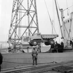 Oslo havn: Bryggearbeidere, lasting og lossing..Mars 1957..