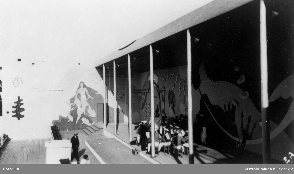 Mosseutstillingen i 1937 på Skarremyrfjellet. Festplassen med scene og et musikkorps.