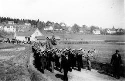 Hauge Musikkorps, Rolvsøy  i spissen for 1.mai tog opp Kirke