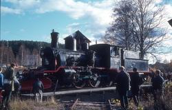 Krøderen stasjon med damplokomotiv type 21b nr. 252 på sving