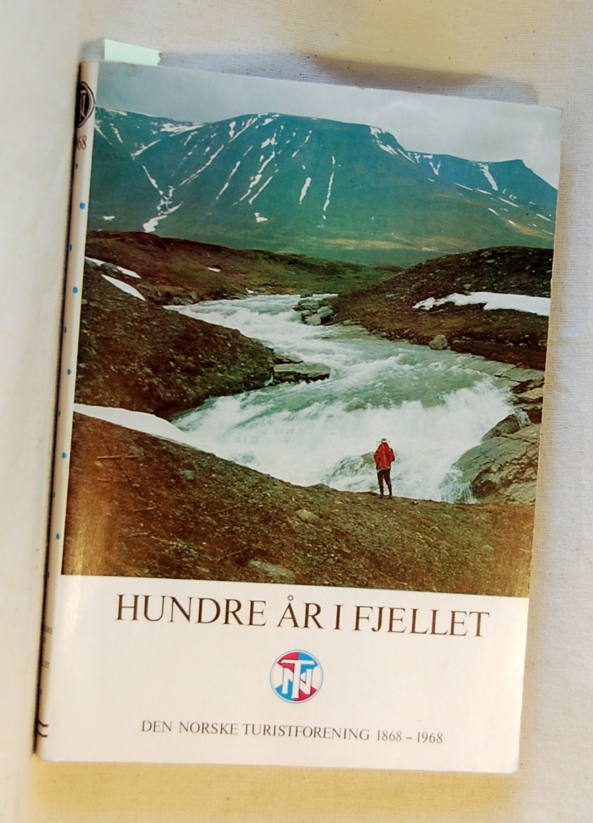 10 stk. årbøker fra årgangene 1925, 1928, 1935, 1937, 1942, 1943, 1951, 1953, 1959, 1968.

Årbok fra 1925 og 1928 er gitt i gave av Lions Nesbru i 2014/15 og erstatter eksemplarer som Tromsø Museum overtok.