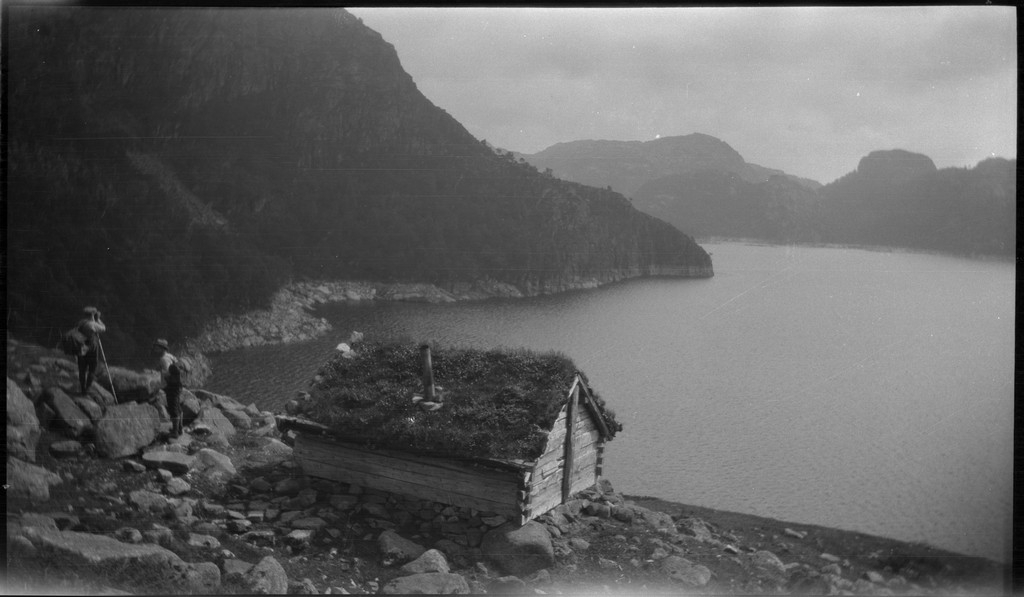 Bilder fra oppmåling av land med Norges Geografiske Oppmåling (NGO). Flere av bildene er fra Småsildalen og en fastlåst stein i en sprekk i Småsilhornet.
