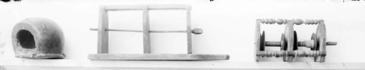 Snellestol med plass til to sneller. Tre hyller er festet sammen med tre dreide stolper, snellene festes på en metallstang som går gjennom hyllene. Hyllene er avrundet foran og rett bak. Snellestolen kan festes på veggen.