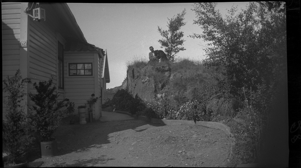 Fotografen Finn Johannessen og en gutt på tur med robåt og bilder fra huset til Lindtner. Frida Johannessen, mor til fotografen, holder en baby på det siste bildet.