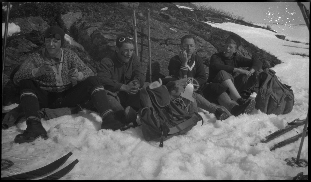 Per og Alf Årseth, Reidar Gjissen(?), Tor Tørresen, Per Roth og Finn Johannessen på skitur i nærheten av Fjellberg i Suldal. Det er bilder fra flere pauser.