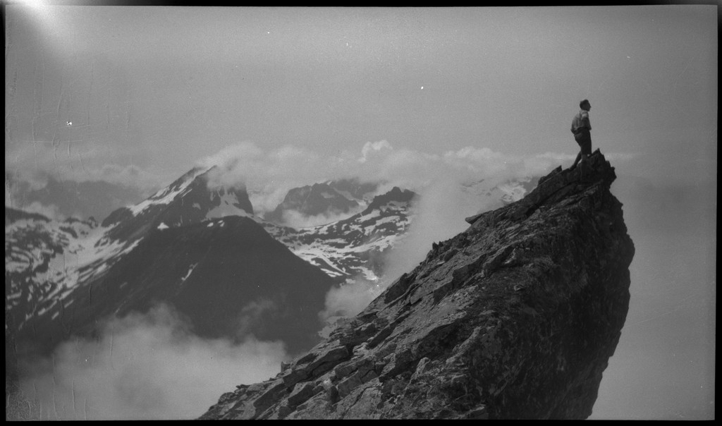 Per og Alf Årseth og Finn Johannessen på sykkeltur i Sogn og Fjordane og Møre og Romsdal. Det er bilder fra fjellturer og -topper, fra fjorder og fjell, bygder og byen Ålesund.
Bilde nr. 2 er av Skodjebrua i Skodje. Bilde nr. 3 er av Kolåstind i Standal, med Sylen og Fingeren til høyre. Bilde nr. 9 er fra Kongens gate i Ålesund. Bilde nr. 11 er tatt over Hjørundfjorden med Langenestinden og Store Standal på motsatt side. Bilde nr. 20-21 er fra Ålesund.