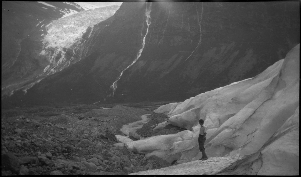 Per og Alf Årseth og Finn Johannessen på sykkeltur i Sogn og Fjordane og Møre og Romsdal. Det er bilder fra fjellturer og -topper, fra fjorder og fjell, bygder og byen Ålesund.
Bilde nr. 2 er av Skodjebrua i Skodje. Bilde nr. 3 er av Kolåstind i Standal, med Sylen og Fingeren til høyre. Bilde nr. 9 er fra Kongens gate i Ålesund. Bilde nr. 11 er tatt over Hjørundfjorden med Langenestinden og Store Standal på motsatt side. Bilde nr. 20-21 er fra Ålesund.