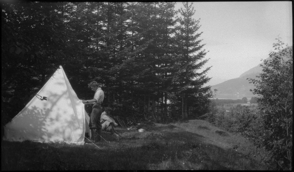 Per og Alf Årseth og Finn Johannessen på sykkeltur i Sogn og Fjordane og Møre og Romsdal. Det er bilder fra fjellturer og -topper, fra fjorder og fjell, bygder og byen Ålesund.
Bilde nr. 2 er av Skodjebrua i Skodje. Bilde nr. 3 er av Kolåstind i Standal, med Sylen og Fingeren til høyre. Bilde nr. 9 er fra Kongens gate i Ålesund. Bilde nr. 11 er tatt over Hjørundfjorden med Langenestinden og Store Standal på motsatt side. Bilde nr. 20-21 er fra Ålesund.
