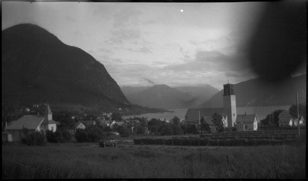 Per og Alf Årseth og Finn Johannessen på sykkeltur i Sogn og Fjordane og Møre og Romsdal. Det er bilder fra fjellturer og -topper, fra fjorder og fjell, bygder og byen Ålesund.
Bilde nr. 2 er av Skodjebrua i Skodje. Bilde nr. 3 er av Kolåstind i Standal, med Sylen og Fingeren til høyre. Bilde nr. 9 er fra Kongens gate i Ålesund. Bilde nr. 11 er tatt over Hjørundfjorden med Langenestinden og Store Standal på motsatt side. Bilde nr. 20-21 er fra Ålesund.