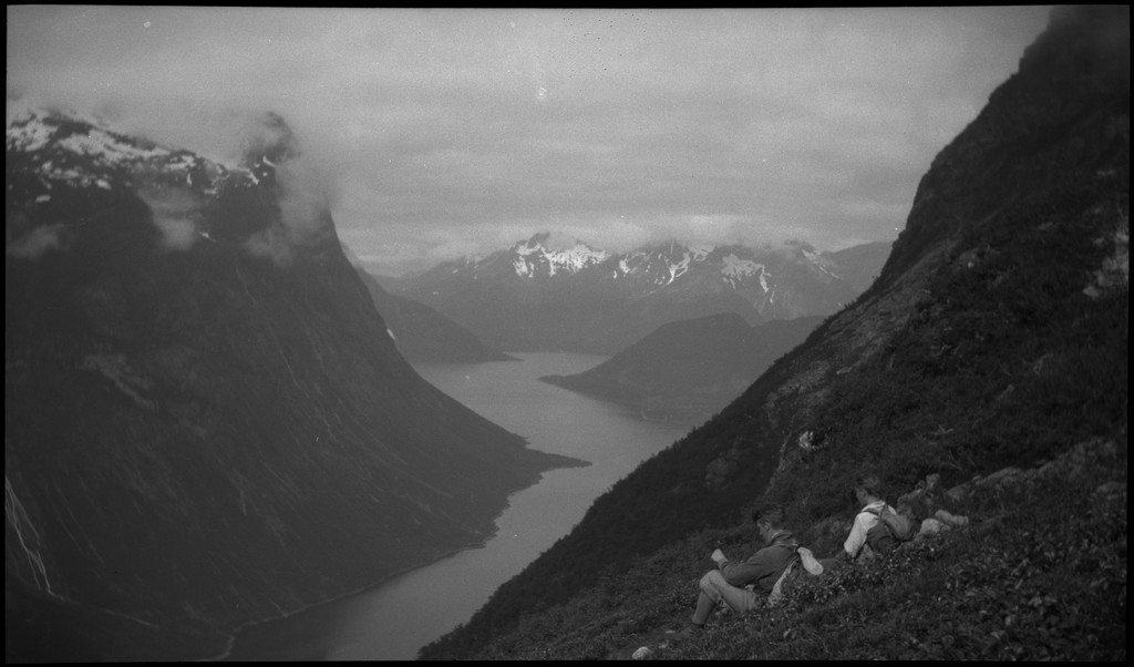 Per og Alf Årseth og Finn Johannessen på sykkeltur i Sogn og Fjordane og Møre og Romsdal. Det er bilder fra fjellturer og -topper, fra fjorder og fjell, bygder og byen Ålesund.
Bilde nr. 2 er av Skodjebrua i Skodje. Bilde nr. 3 er av Kolåstind i Standal, med Sylen og Fingeren til høyre. Bilde nr. 9 er fra Kongens gate i Ålesund. Bilde nr. 11 er tatt over Hjørundfjorden med Langenestinden og Store Standal på motsatt side. Bilde nr. 20-21 er fra Ålesund.
