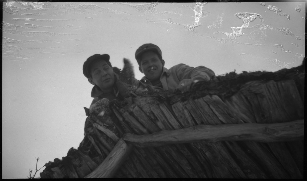 Lindtner, Oscar Johnsen, Malde og Håvarstein på skitur i Madlandshei. Det er bilder fra turvennene ved ei åpen bu sammen med flere andre, og fra skituren i heiene.