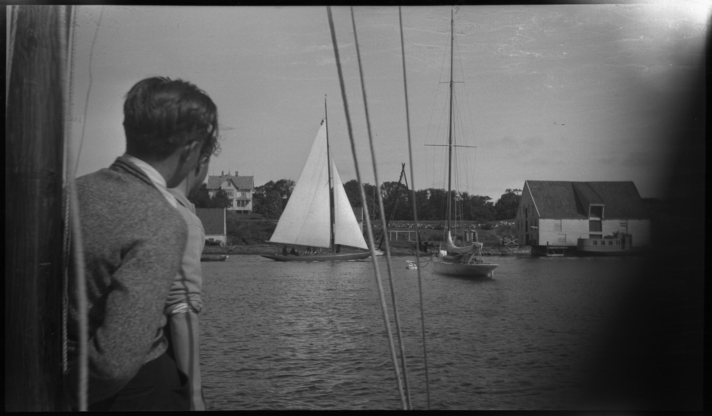 Harald Bergsaker og Ottar Roaldsøy i Lerangsvågen ved Meling. Lindtner er i bakgrunnen på de to første bildene. De er ved en robåt, går over ei lita bru og står på en seilbåt og ser på en større seilbåt.