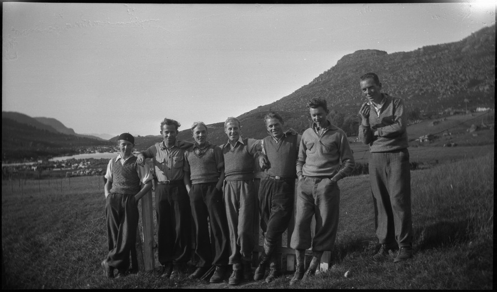 En gjeng unge menn på fjelltur til fjellene i Småsildalen i Strand. Det er bilder av spektakulære fjellformasjoner og en samlet vennegjeng.