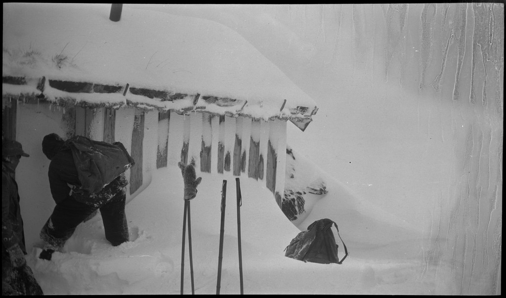 En vennegjeng på skitur i Suldal i vekslende vær. De er innom flere støler og overnattingshytter, bl.a. turistforeningshytta i Stranddalen. Noen ganger er klærne deres hvite av snø. Det er mye snø i fjellet og de må grave seg inn til hyttene. I den ene hytta lytter de til radio og studerer et gevær. Bilde nr. 6 viser en som smører skiene sine.