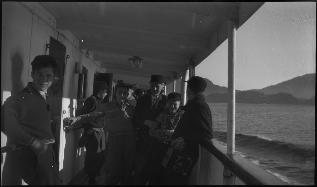 St. Svitun skole fra Stavanger på skidag i Saudasjøen. De reiser inn med hurtigskipet "D/S Sanct Svithun". Det er bilder fra lek, konkurranser og skiturer. På bilde nr. 5 holder en gutt et fotoapparat.