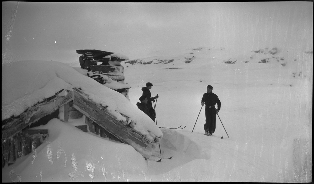 En vennegjeng på skitur i Suldal i vekslende vær. De er innom flere støler og overnattingshytter, bl.a. turistforeningshytta i Stranddalen. Noen ganger er klærne deres hvite av snø. Det er mye snø i fjellet og de må grave seg inn til hyttene. I den ene hytta lytter de til radio og studerer et gevær. Bilde nr. 6 viser en som smører skiene sine.
