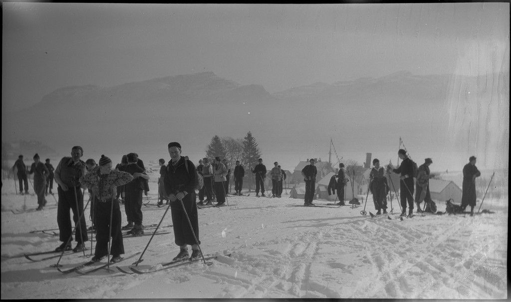 St. Svitun skole fra Stavanger på skidag i Saudasjøen. De reiser inn med hurtigskipet "D/S Sanct Svithun". Det er bilder fra lek, konkurranser og skiturer. På bilde nr. 5 holder en gutt et fotoapparat.