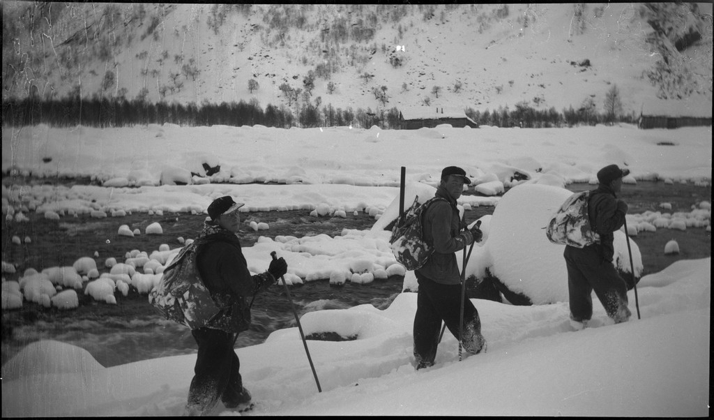 En vennegjeng på skitur i Suldal i vekslende vær. De er innom flere støler og overnattingshytter, bl.a. turistforeningshytta i Stranddalen. Noen ganger er klærne deres hvite av snø. Det er mye snø i fjellet og de må grave seg inn til hyttene. I den ene hytta lytter de til radio og studerer et gevær. Bilde nr. 6 viser en som smører skiene sine.