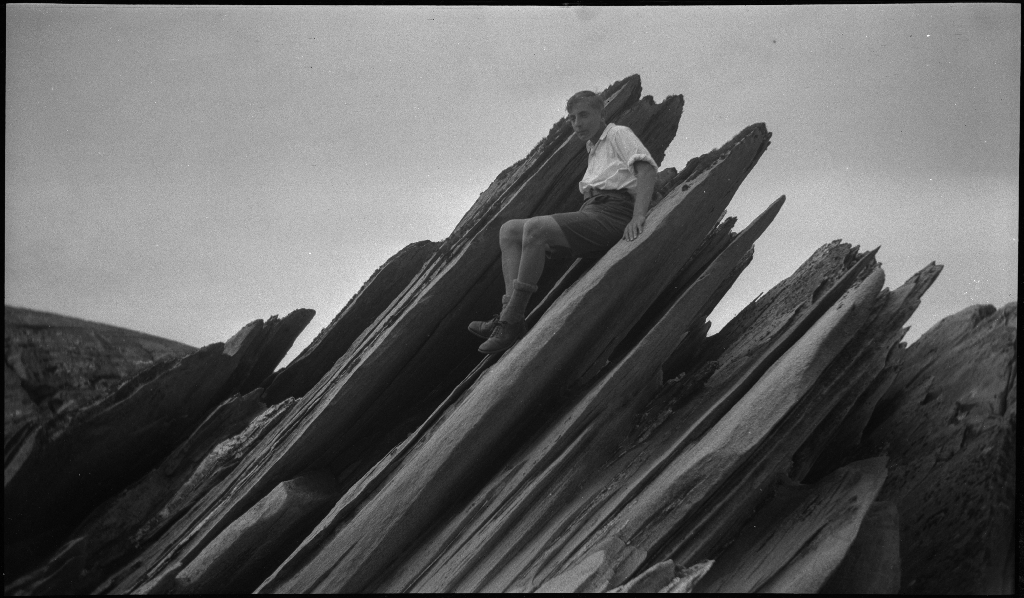 Barn og unge på og rundt stranda i Vigdelsvika. De fleste har satt opp telt, noen soler seg og noen bader. Den ene gutten på bilde nr. 6 holder et flytebelte.