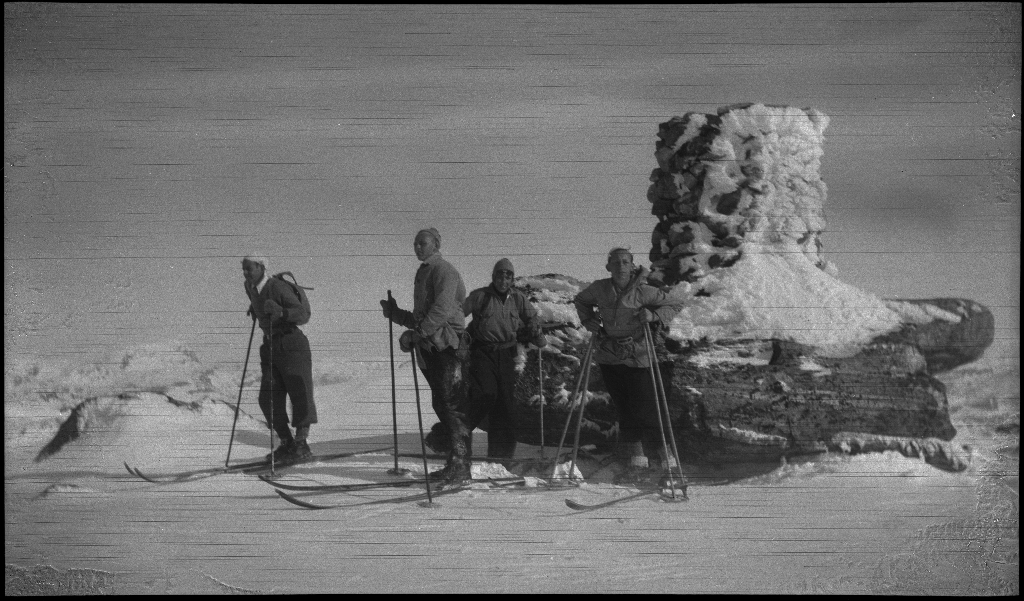 Fire unge menn på skitur påsken 1936. De har laget en bil av snø med bobleform (kanskje inspirert av Porsche Typ 1 fra 1935). Det er også bilder fra flere fjelltopper, fra skigåing og fra ei turisthytte.