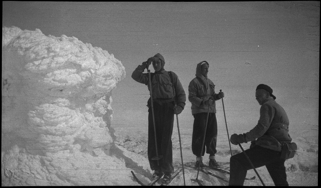 Fire unge menn på skitur påsken 1936. De har laget en bil av snø med bobleform (kanskje inspirert av Porsche Typ 1 fra 1935). Det er også bilder fra flere fjelltopper, fra skigåing og fra ei turisthytte.