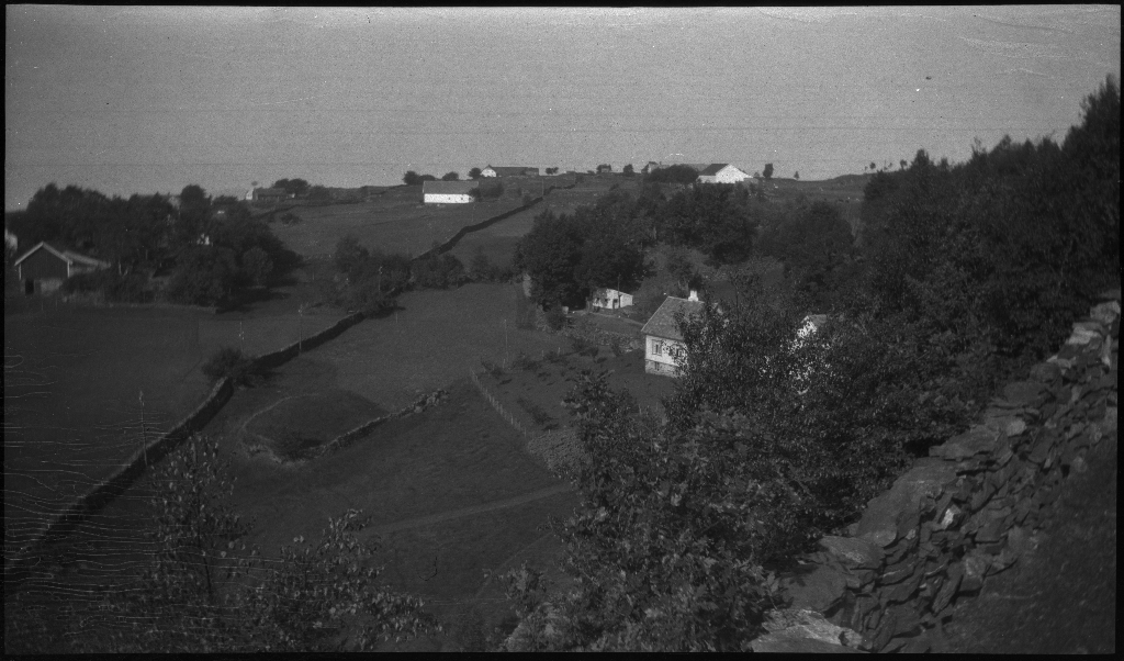 Tur på Halsnøy og Randøy med Lindtner, Arne Johannessen og en gutt til. Det er bilder av bygdene og landskapet, kyr, høns og guttene som går på småveier og sitter i en liten robåt.