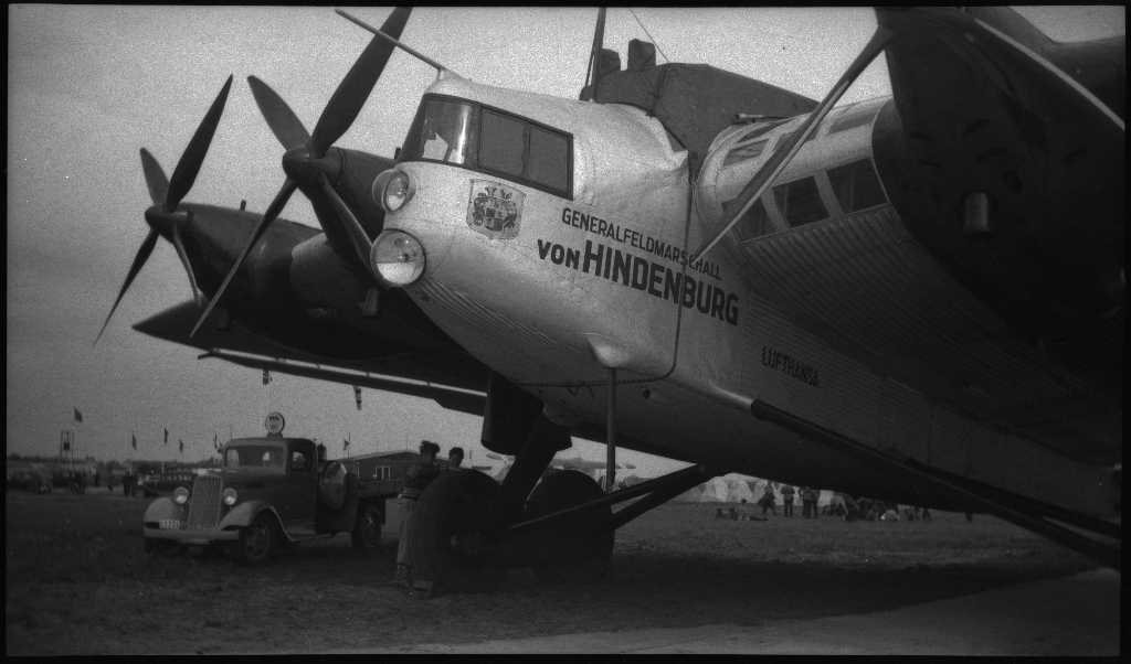 Bilder fra åpningen av den sivile flyplassen på Sømmesletta på Sola. Bildene viser folk som titter på flyene og helikoptrene som besøkte flyplassen fra inn- og utland i anledning åpningen. Det er flere bilder fra et stort passasjerfly fra Lufthansa med påskriften "Generalfeldmarschall von Hindenburg" og "D-APIS". Det er også et bilde fra en kanonbåt.