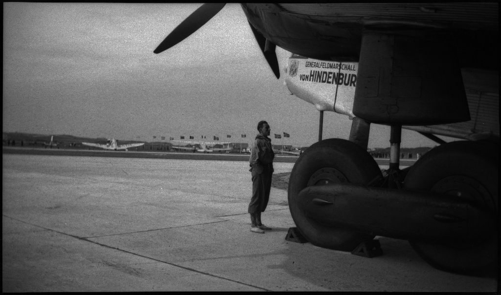 Bilder fra åpningen av den sivile flyplassen på Sømmesletta på Sola. Bildene viser folk som titter på flyene og helikoptrene som besøkte flyplassen fra inn- og utland i anledning åpningen. Det er flere bilder fra et stort passasjerfly fra Lufthansa med påskriften "Generalfeldmarschall von Hindenburg" og "D-APIS". Det er også et bilde fra en kanonbåt.