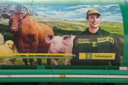 Dekor på tankbil fra Felleskjøpet. Bilen henter melk ved fjø