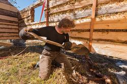 Arbeid med å sette opp buret på Daniel Mortenssons vinterbop